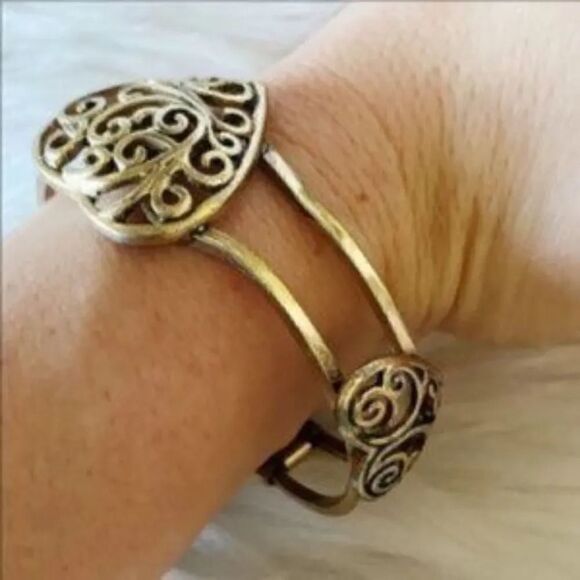 Forever 21 Metal Etched Heart Bracelet Brassy Gold - Picture 4 of 6